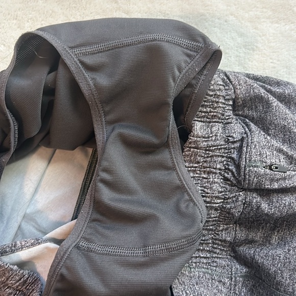 Size 8 Lululemon heathered grey hotty Hots - Picture 3 of 5